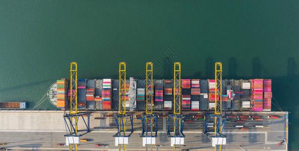 装载集装箱用于进出口或运输航运业务物流贸易港口和海运货物到港图片